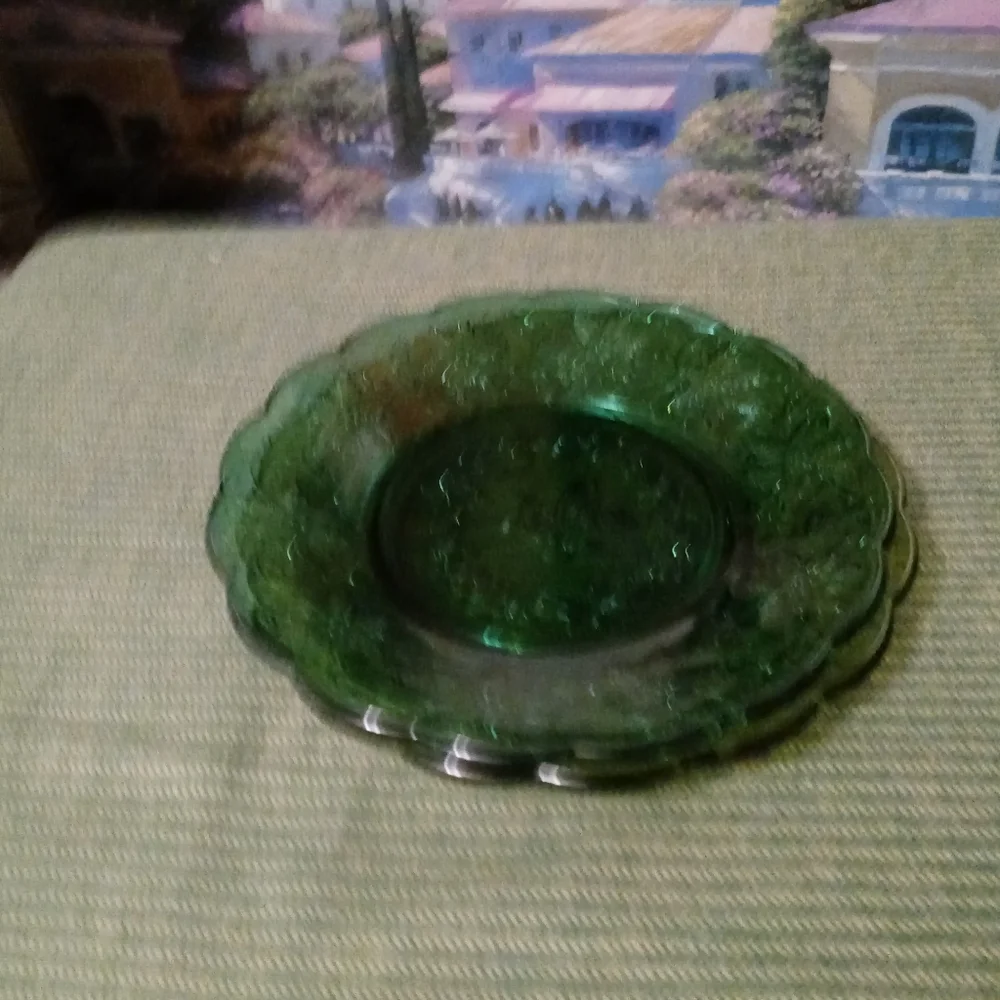 Princess House Vintage Green plate Size 🍍Size 8" Crystal Emerald Green. 🍱 - Picture 2 of 6